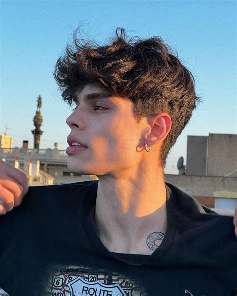 Pin di BLUE su JASHLEM | Capelli uomo lunghi sopra, Taglio di capelli ...