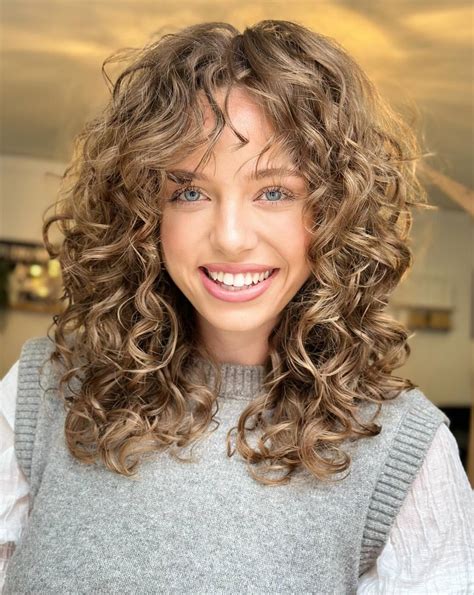 30 Amazing Hairstyles for Thin Curly Hair to Try in 2024