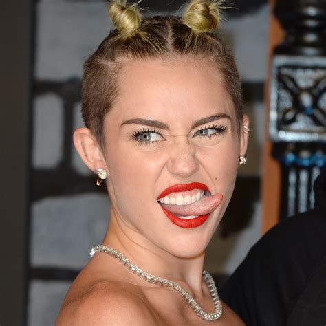 Miley Cyrus en petite culotte : corset sexy et jupe à franges très ...