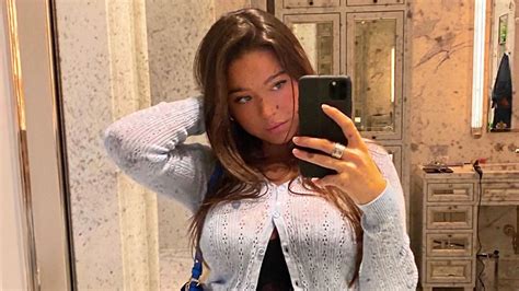 Lola Consuelos Models '90s-Inspired Outfit In Cute Bathroom Selfie ...
