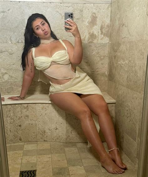 Kali Uchis's feet