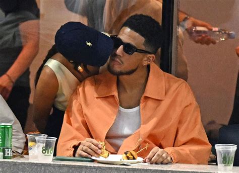 Kendall Jenner, Devin Booker Cuddle at U.S. Open, Fashion Week: Pics ...