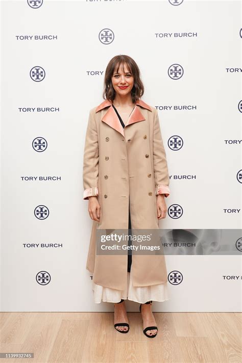 Rashida Jones's feet