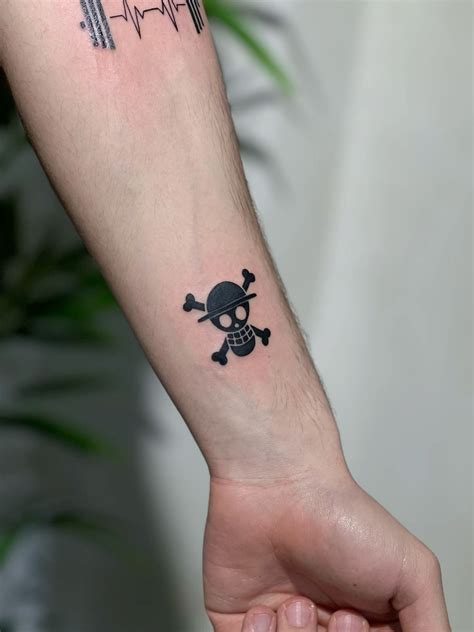 One piece straw hat symbol tattoo nel 2025 | Idee per tatuaggi ...
