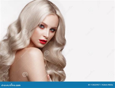 Mooi Blonde Op Een Hollywood-manier Met Krullen, Natuurlijke Make-up En ...