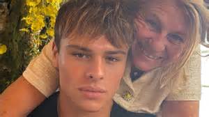 Cameron Smet : ce joli bijou qu’il porte autour du cou comme son grand-père, Johnny Hallyday ...