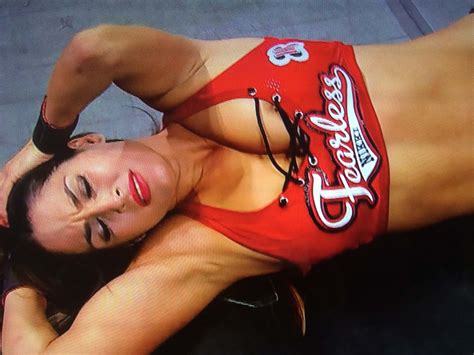 Nikki Bella suffers wardrobe malfunction on RAW – Wrestling-Online.com