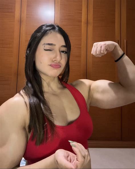 Amanda Rodrigues | Mostrar q treina com roupa normal é a meta . . . . #academia #explore #gym # ...