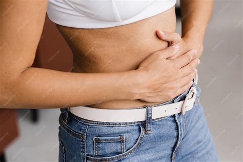 Dolor de estómago niña afroamericana enferma sostenga el abdomen porque duele la enfermedad de ...