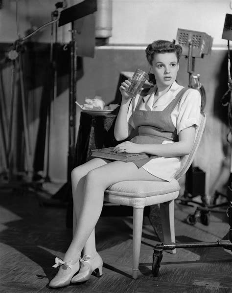 Judy Garland chilling on set - Imgur | Judy garland, Ziegfeld girls ...