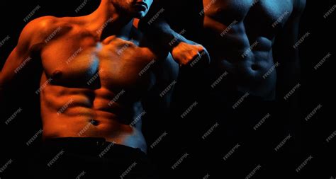 게이 근육질 몸 섹시 남자 섹시한 남자의 매혹적인 얼굴 알몸 강한 몸 누드 남성 근육질 섹시 G | 프리미엄 사진