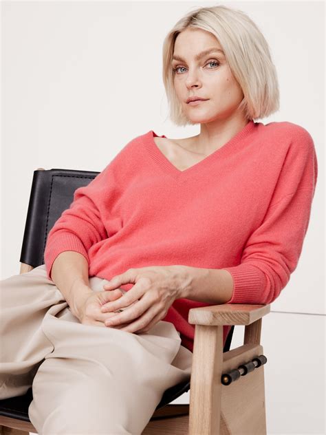 Oversized Lightweight Cashmere V-Neck Sweater | Banana Republic