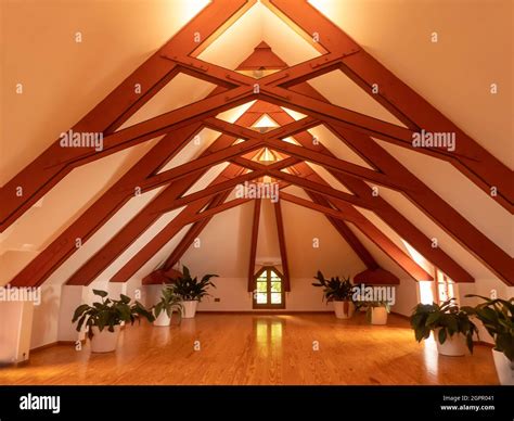 Scissor trusses hi-res stock photography and images - Alamy