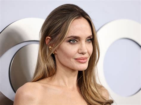 Angelina Jolie Hårfarge 2024 Angelina Jolie's Hair Transformation May