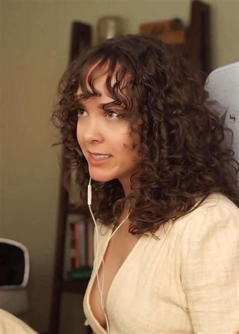 Natalie Gold, deep cut dress : r/reactgirlsofYT