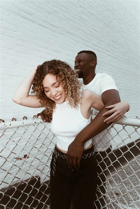 5 Hilarious stereotypical types of couples - AR