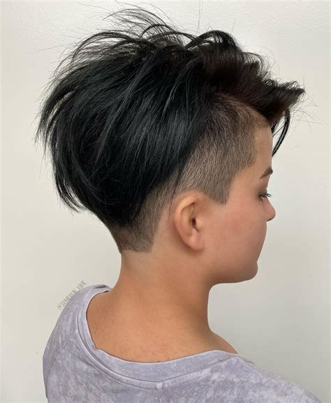 50 Upgraded Feathered Hair Cuts That Are Trendy in 2022 - Hair Adviser