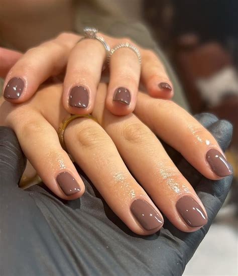 Pin de Iulia Traila em unghii em 2025 | Unhas taupe, Unhas curtas ...