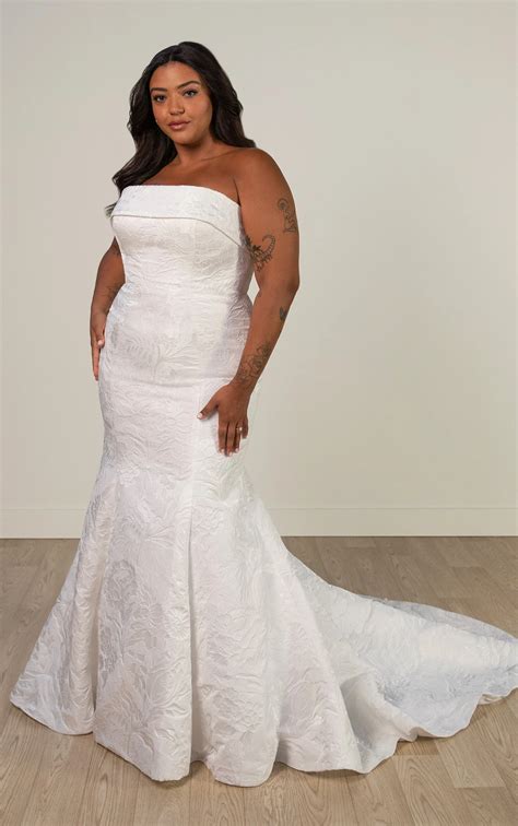 Textured Plus Size Fit-and-Flare Wedding Dress with Mermaid Skirt