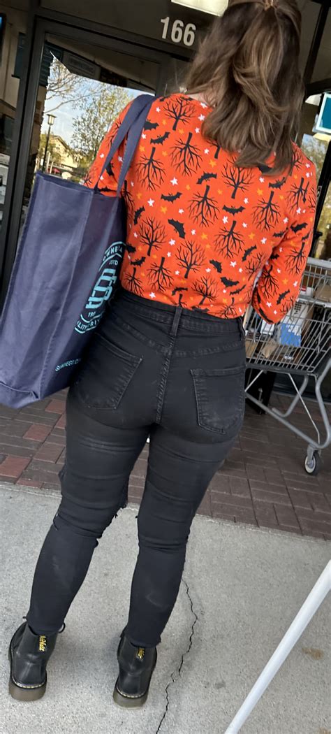 Super sexy fit milf with a big round ass in tight jeans - Tight Jeans ...