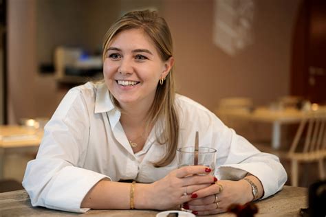 ‘Wout is geen moderne man, maar hij maakt vorderingen’: Sarah De Bie ...