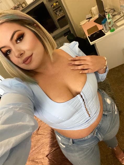 I used to be a pretzel store worker — now my 'voluptuous' butt makes me $99K a month