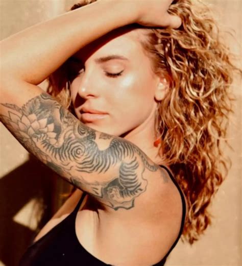 Adult star has two-word trick for getting a date when sliding into ...