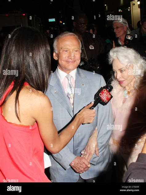 Buzz Aldrin und seine Frau Lois Driggs Cannon kommen bei der ...