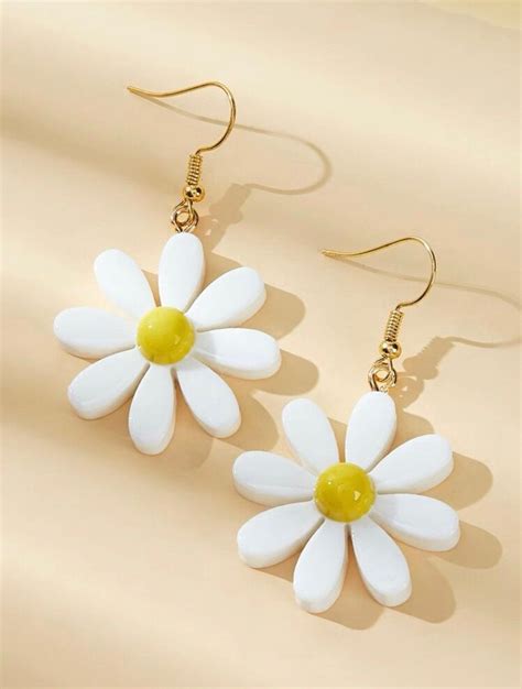 White Daisy Dangle Earrings | Flower Earrings