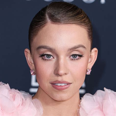 Sydney Sweeney Showcases Her Incredible Figure On ‘The Kelly Clarkson Show’ In A Festive Green ...