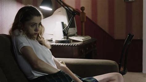 Tráiler de 'Yes, God, Yes': Natalia Dyer explora la masturbación femenina