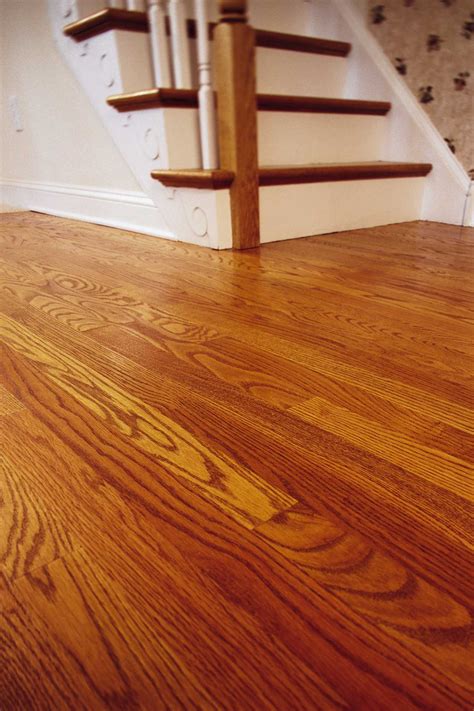 How to Refinish a Wood Floor With a Square Buff Sander