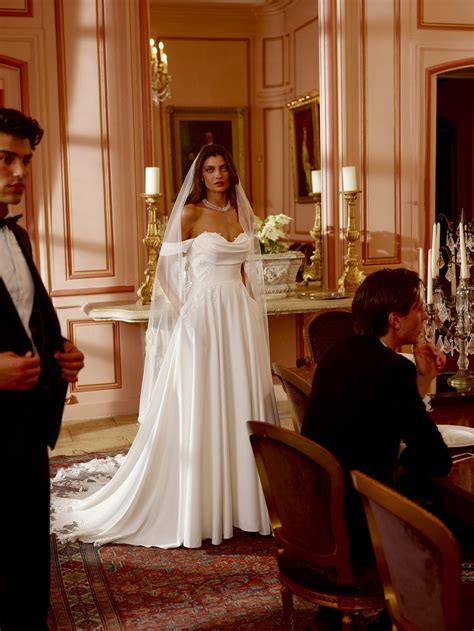 Long lace train wedding dress 60 photos - Vianawedding.com