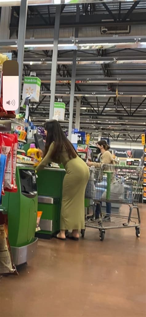 Curved babe at Walmart - booty - Forum