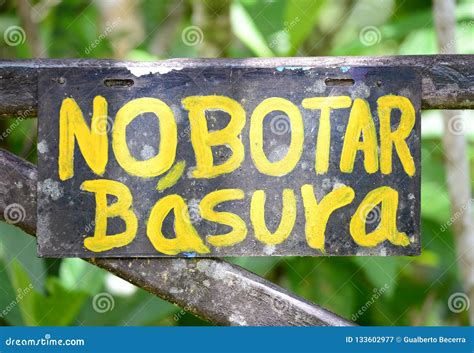 Close Up of a Sign of DO NOT LITTER, in Spanish Stock Image - Image of ...