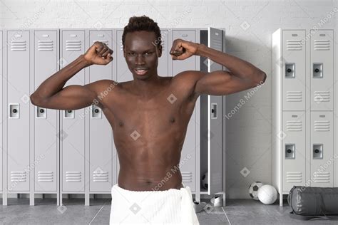 Foto di Uomo di colore bello che mostra i suoi muscoli in uno ...