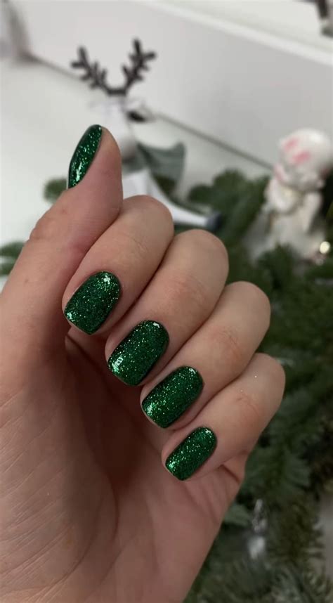 Pin by Karolinamakarskaa on зелёный | Xmas nails, Green nails, Sparkly ...