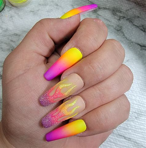 Chiêm ngưỡng mẫu ombre nails neon được yêu thích nhất
