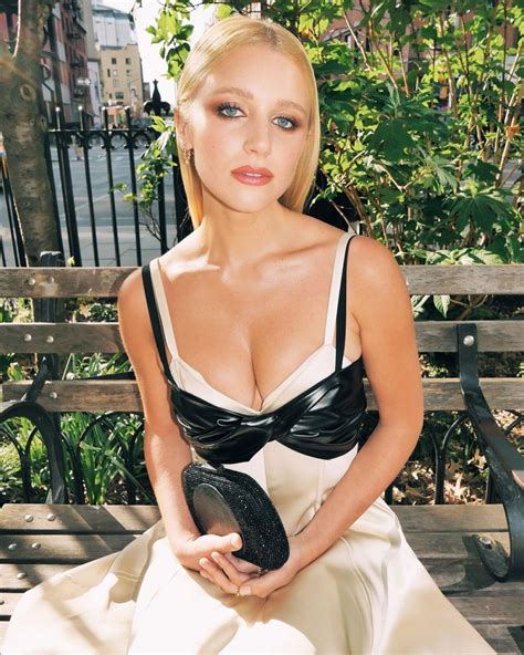 Julia Schlaepfer 05/04/2023 • CelebMafia