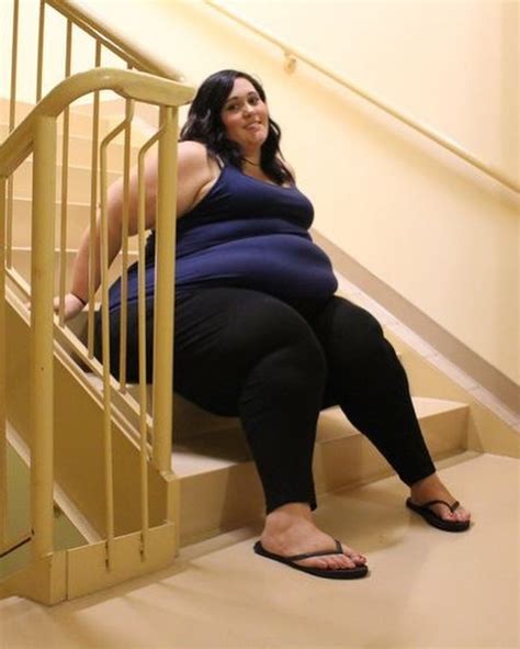 Magic Alexander 1976: "Big Booty Beauty XXL" Jaye sitzt auf der Treppe