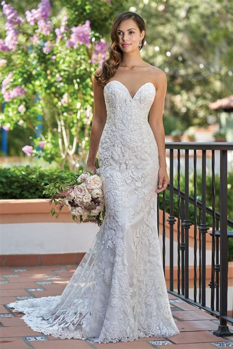 Beautiful strapless wedding dresses | Beachweddingtips.com