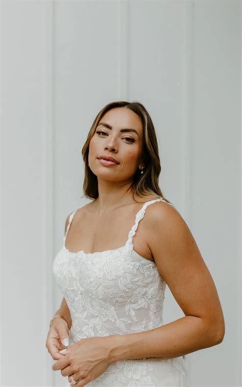 Elegant Floral Lace Fit-and-Flare Wedding Dress with Shoulder Straps