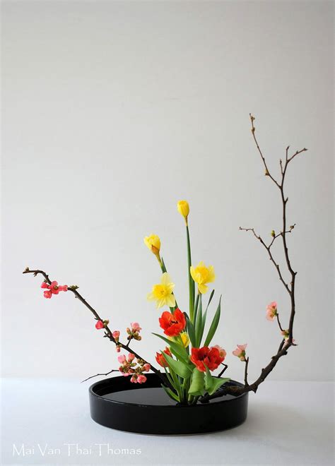 Cherry blossom, daffodils, tulips Arrangements Ikebana, Ikebana Flower ...