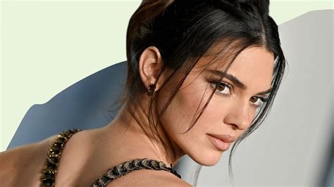 Kendall grabs her breasts as she wears nothing but paոties in saucy snap