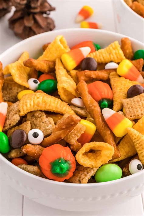 Easy Halloween Snack Mix {Chex Mix Recipe} | 365 Days of Baking