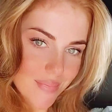 5 Hot Sexy Abby Lynn Bikini Pics