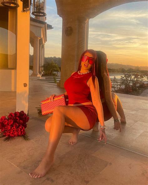 Kali Uchis's feet