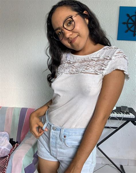 POV this is how I show up to our date : r/braless