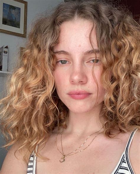 Pin de taylor the music industry en Cyn ྉ | Cabello con rulos, Look ...