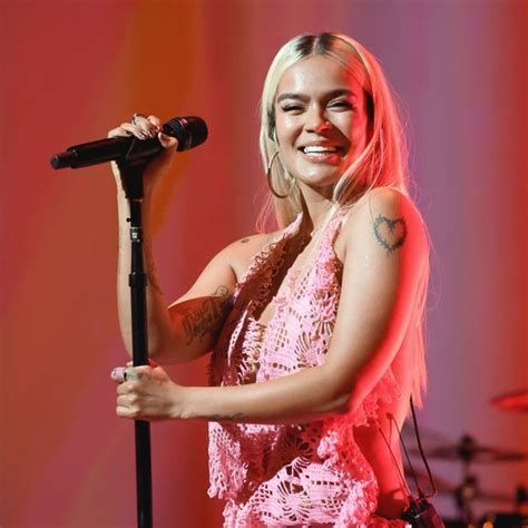 Karol G se suma al lado rosa con su nuevo look | ¡HOLA!